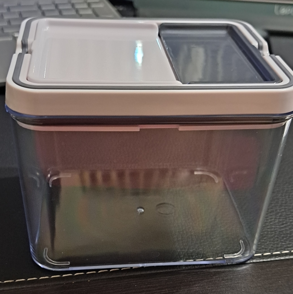Food storage container with sifter lid